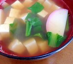 小松菜、かまぼこ、豆腐のお吸い物